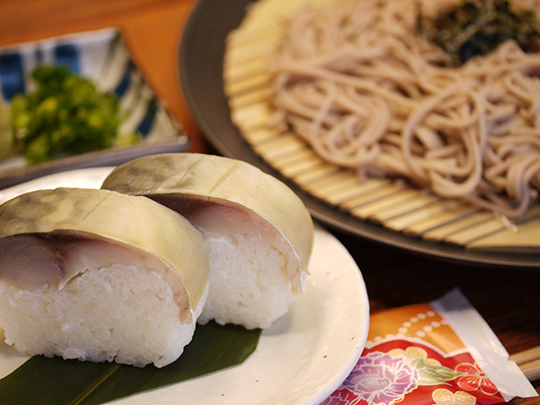 土日祝限定メニュー　鯖寿司と10割蕎麦又はうどんのセット
